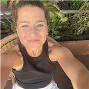 English Tutorin, die Schüler*Innen bei ihrer Hausarbeit und Übersetzungen hilft